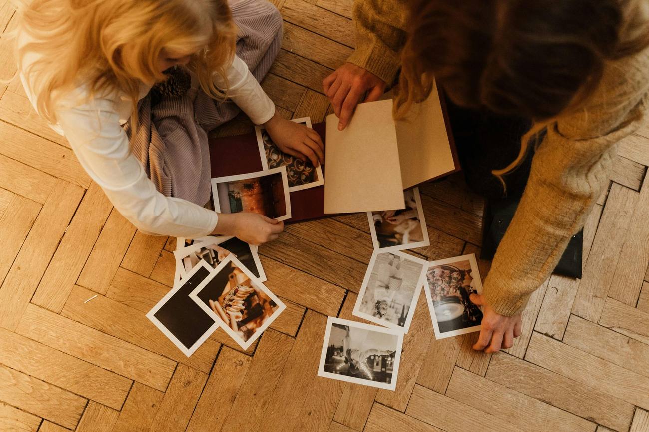 Fotografías familiares antiguas sobre el suelo