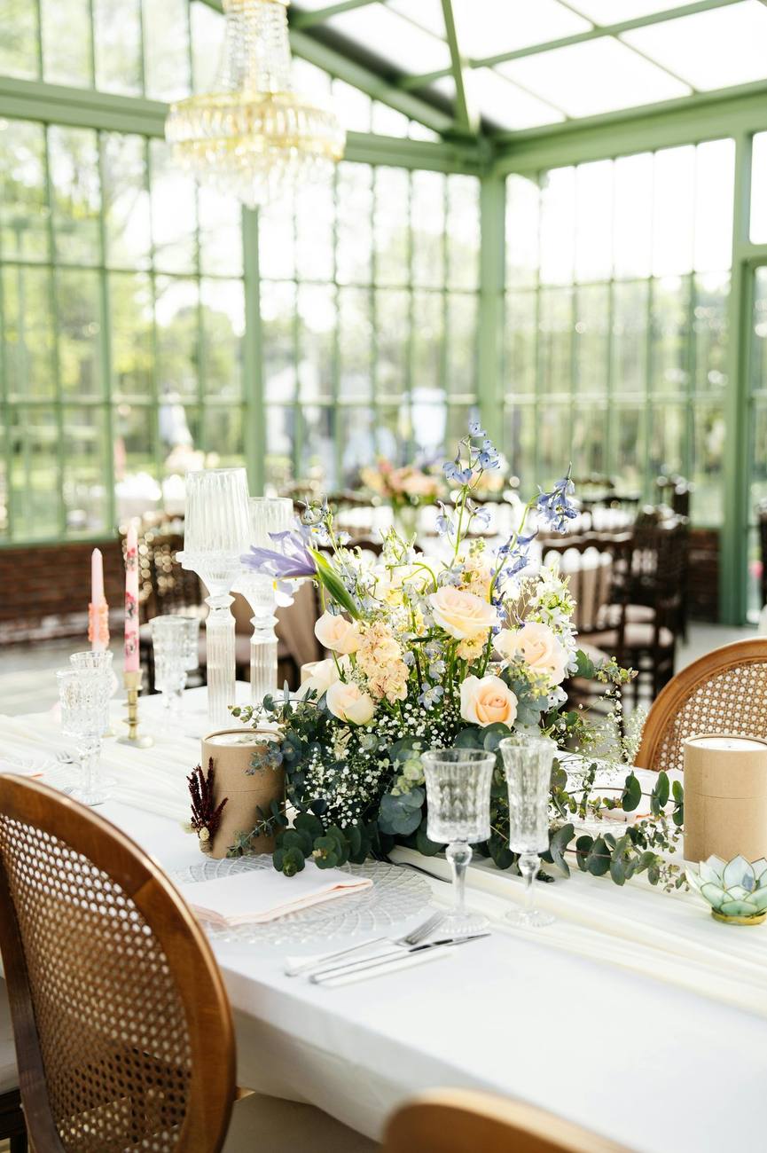 Mesa de banquete de boda decorada con flores