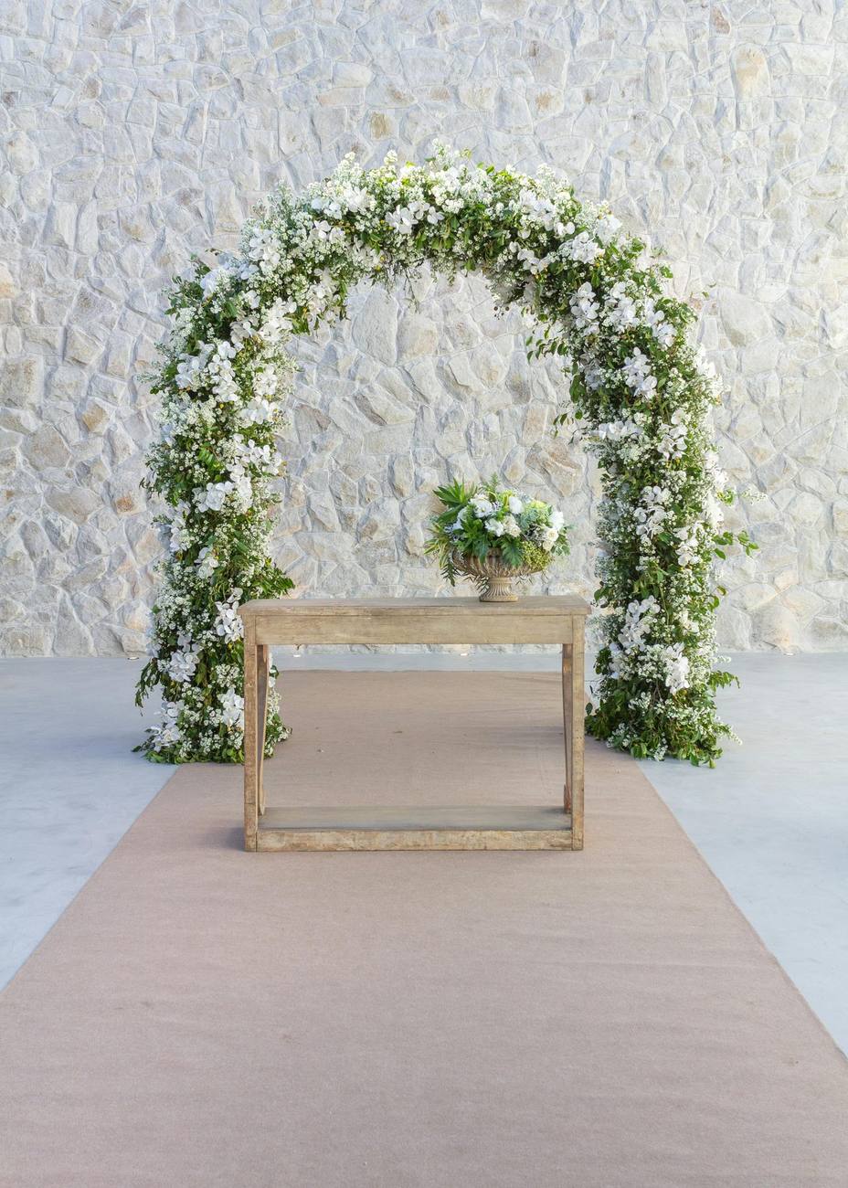 Arco floral blanco preparado para una ceremonia