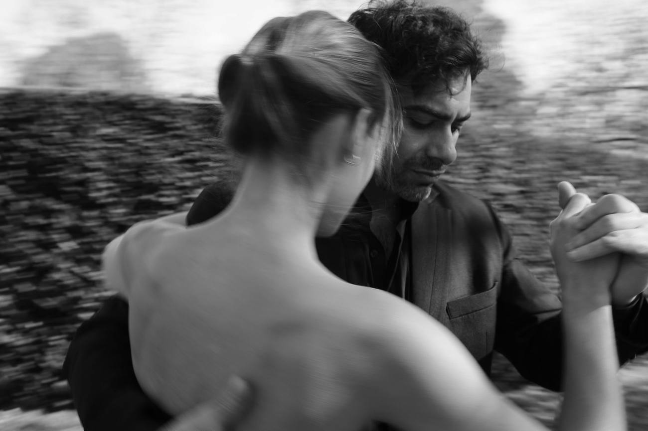 Pareja abrazada en movimiento, en blanco y negro